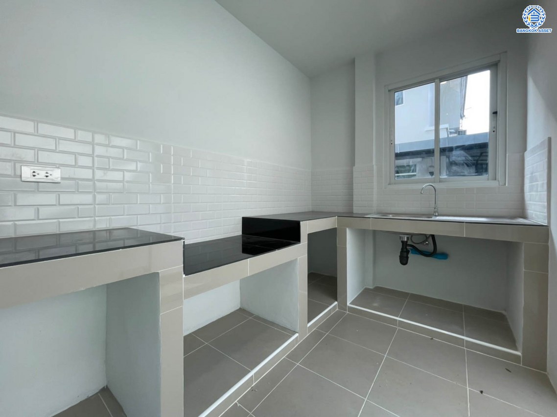 บ้านมือสองตกแต่งใหม่ คุณภาพระดับ L&H โครงการ ชลลดา วัดลาดปลาดุก บนเนื้อที่ 52.5 ตร.ว. ฟังก์ชัน 3 ห้องนอน 2 ห้องน้ำ 2 ที่จอดรถ บนทำเลศักยภาพ เพียง 15 นาทีถึง เซ็นทรัลเวสท์เกต ใกล้รถไฟฟ้าสายสีม่วง "สถานีคลองบางไผ่"